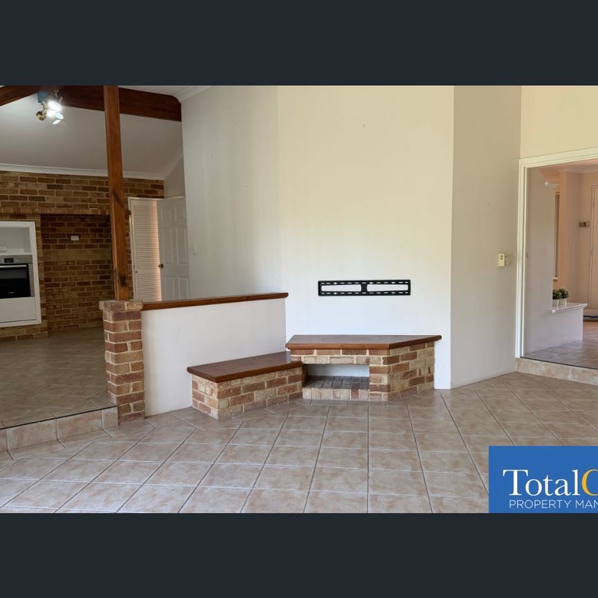 Large family home with Pool - Photo 1