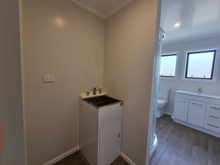 Freshly Renovated 2-Bedroom Unit - Prime Central Hamilton Location - Photo 4