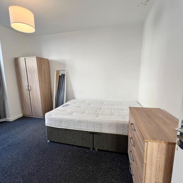 6 bedroom semi-detached house to rent - Photo 1