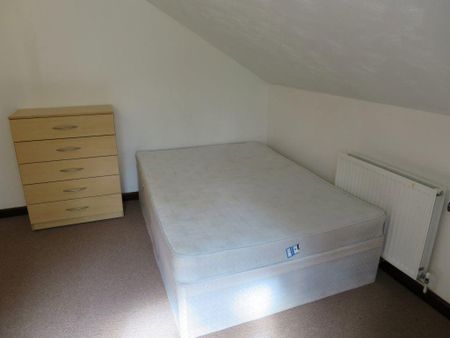 3 bedroom flat to rent - Photo 4