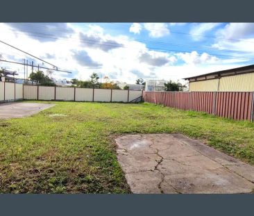 “Near new - Renovated Brick House” - Photo 2