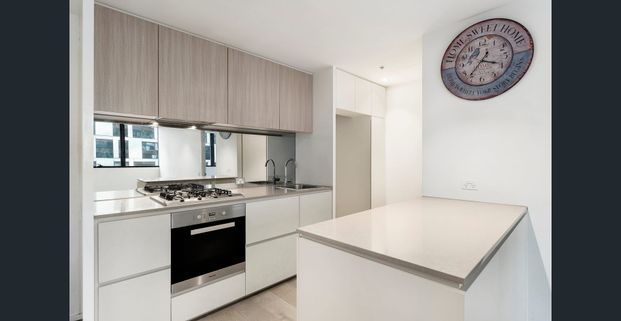 Modern 2 bedroom apartment with parking for 2 cars on the same level - Photo 1