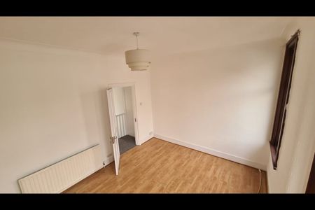 3 Bed Terraced House, Lichfield Road, E6 - Photo 5