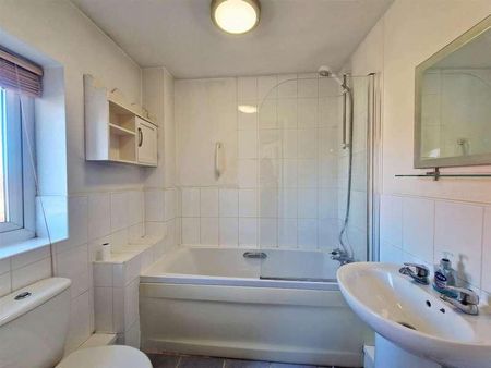 Pond Close, Fernwood, Newark, NG24 - Photo 3