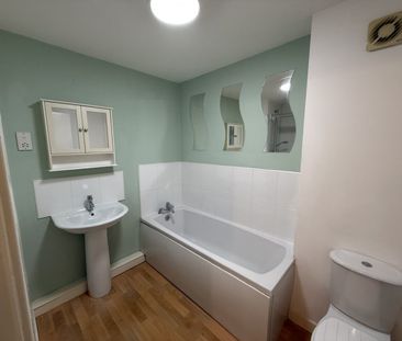 2 bed Apartment - To Let - Photo 6