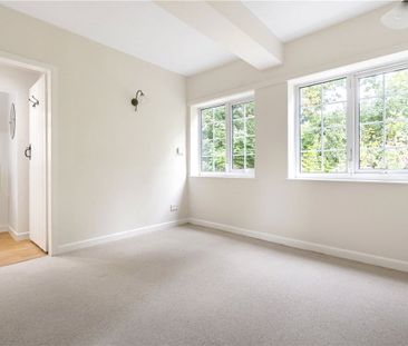 A substantial detached 7 bedroom cottage situated within the Villag... - Photo 1