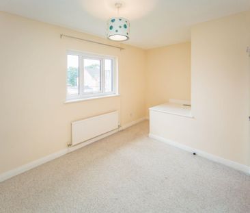Clos Y Dolydd, Beddau, Pontypridd - Photo 1