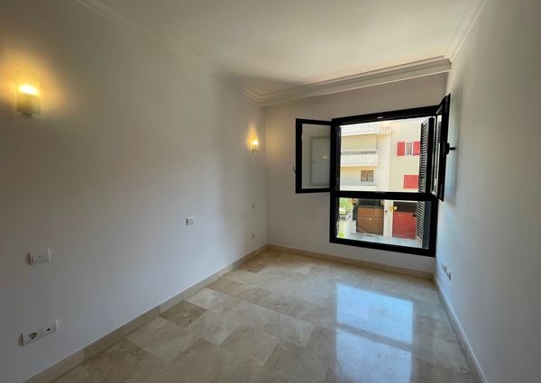 Apartamento primera planta sin amueblar, 3 dormitorios, parking, al lado del mar, El Molinar.