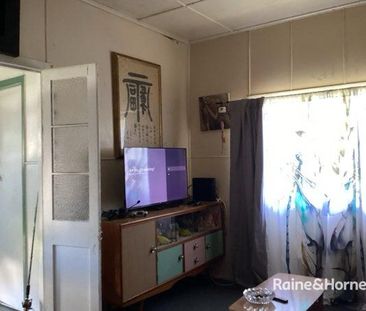 QUEENSLAND STYLE UNIT CENTRALLY LOCATED - Photo 2