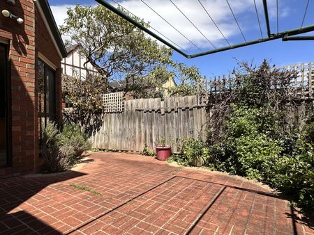 1 Park View Dr, Carnegie VIC 3163 - House For Rent | Domain - Photo 5