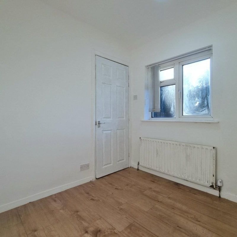 Ling Avenue - Photo 1