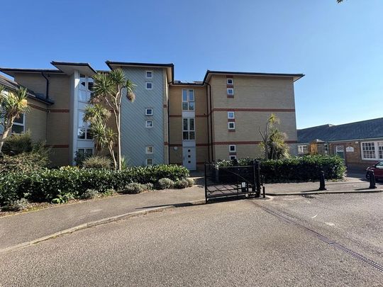 2 bedroom ground floor flat to rent - Photo 1