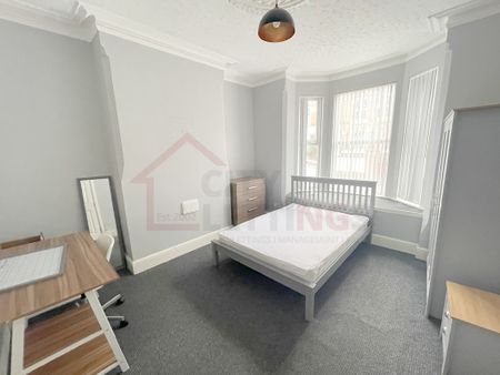 8 Bedroom Mid Terraced House - Photo 3