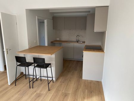 Volledig gerenoveerd appartement op de 2de verdieping met autostaanplaats, ideaal gelegen in een rustige straat in het centrum van Kraainem. - Foto 5