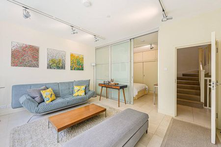 4 bedroom mews to rent - Photo 2