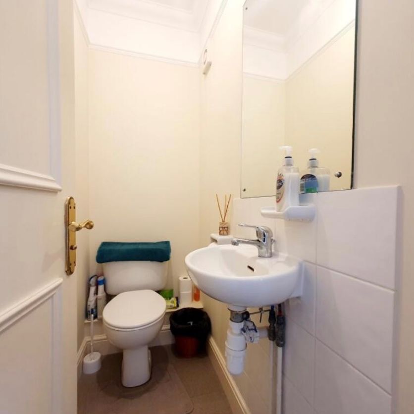 Room in a Shared House, Powys Lane, N14 - Photo 1