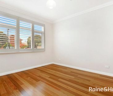 PERIOD ELEGANCE! ENVIABLE LOCATION! - Photo 2