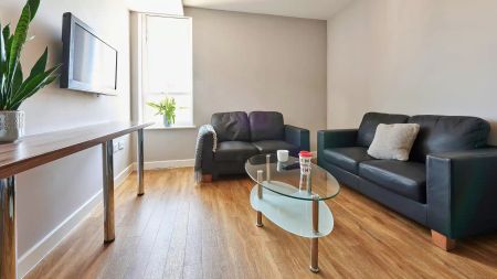 Classic En-suite in a 6-bed flat - Photo 2