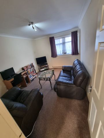 1 Bed Flat, Singleton Court, M25 - Photo 2