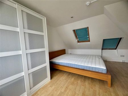 1 bedroom in a house share to rent - Photo 2