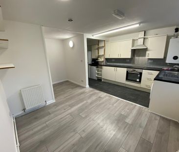 4 bedroom semi-detached house to rent - Photo 6