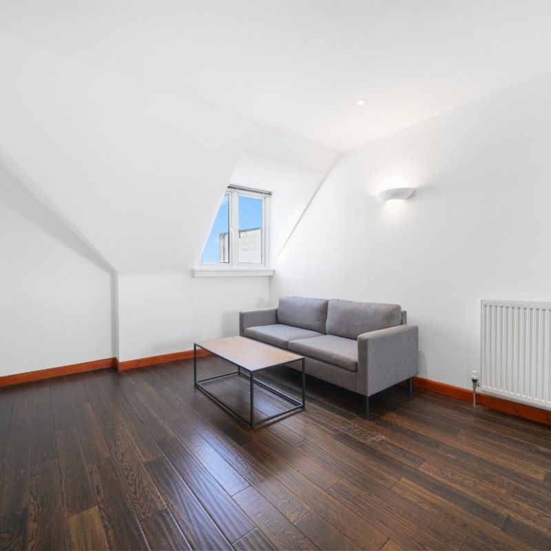 George Lane, E18, London - Photo 1