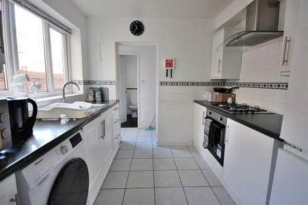 1 bedroom in a house share to rent - Photo 4