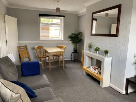 4 bedroom semi-detached house to rent - Photo 3