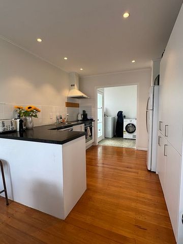 Sun filled, renovated, 3 bedroom family home - Photo 5