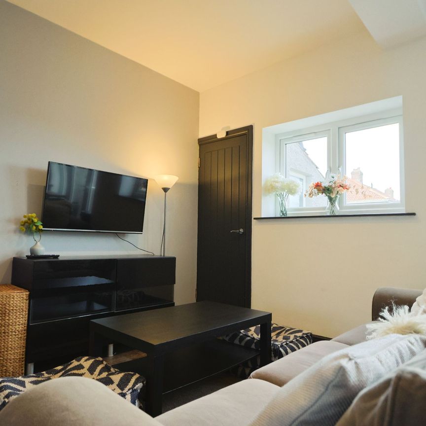6 Bedroom Home – Medium Let - Photo 1