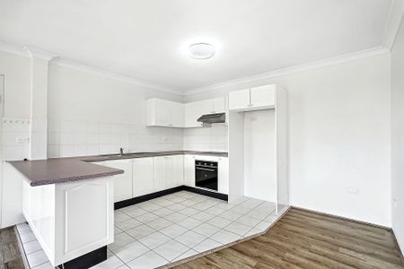 Spacious 2 bedroom apartment conveniently located close to transport - Photo 3