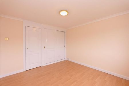 4 bedroom semi-detached house to rent - Photo 4