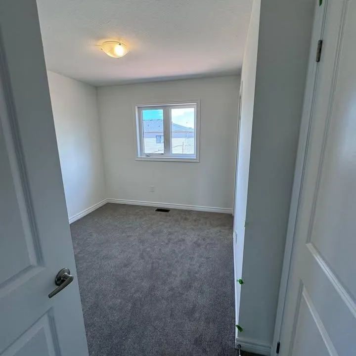 10 REID AVENUE N - Photo 1