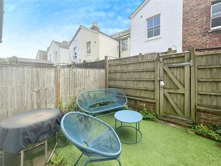 3 bedroom terraced house to rent - Photo 4