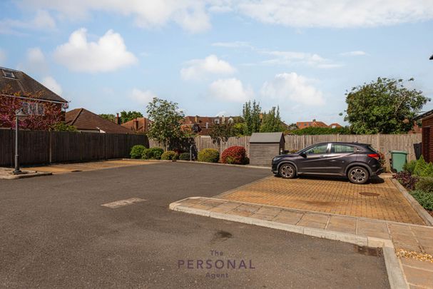 Oaktree Close, Epsom - Photo 1