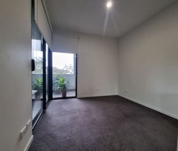 Partly Furnished Immaculate Apartment - Photo 5