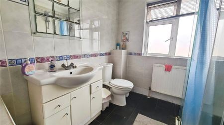 1 bedroom in a house share to rent - Photo 5