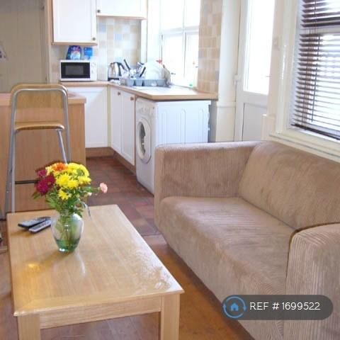 1 bedroom in a house share to rent - Photo 1
