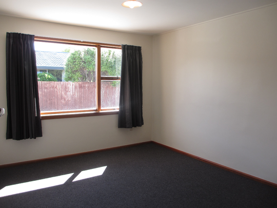 Sunny two-bedroom unit in Merivale - Photo 1