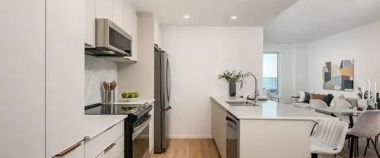 Westbury | 6993 decarie, Montreal - Photo 1