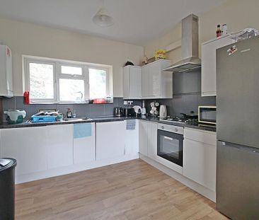 1 bedroom in a flat share to rent - Photo 4
