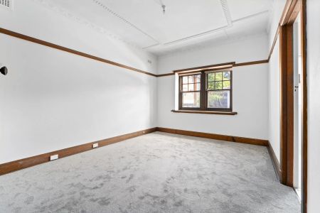 Period Home with rear courtyard! - Photo 3