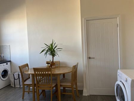 3 bedroom flat to rent - Photo 5