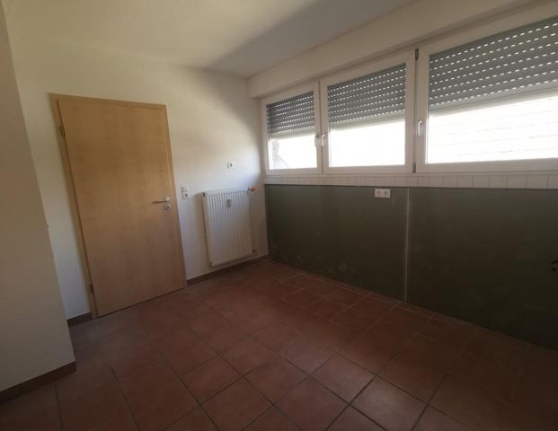 Schicke, großzügige 3-Zimmer-Dachgeschosswohnung mit schönem Balkon in Niederkassel - Mondorf ! - Foto 1