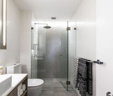 Ultra Modern Light Filled Apartment - Photo 2