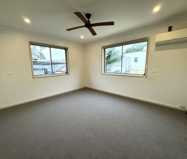 Spacious Updated 4 bedroom Residence In central Location. - Photo 1