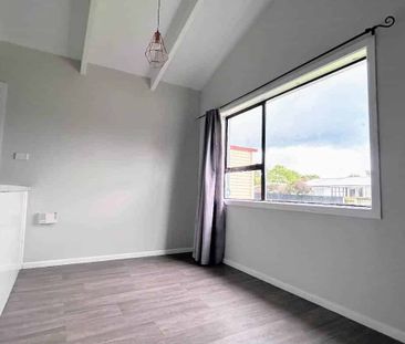 Three-Bedroom Home with Modern Open-Plan Living - Photo 2