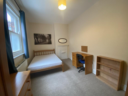 3 bedroom flat to rent - Photo 4
