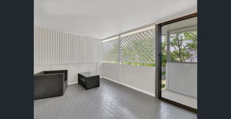 Light-Filled Queenslander Living Just Steps from Redbank Station - Photo 2