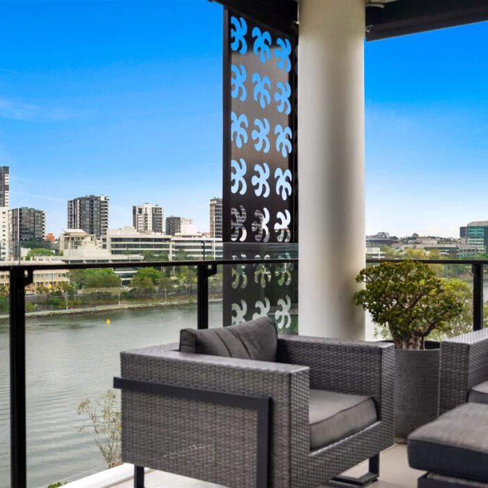 Fully Furnished River Front Two Bedroom Apartment with Two Car Parks - Photo 1